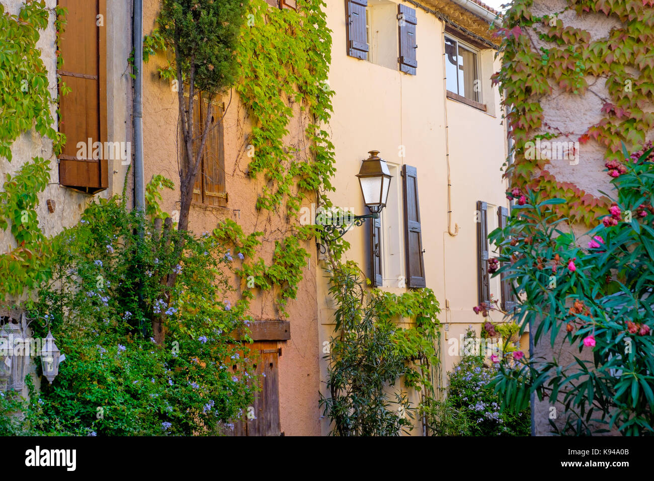 Le village perché médiéval du Castellet, au coeur du vignoble de Bandol, Provence, Sud de la France Banque D'Images