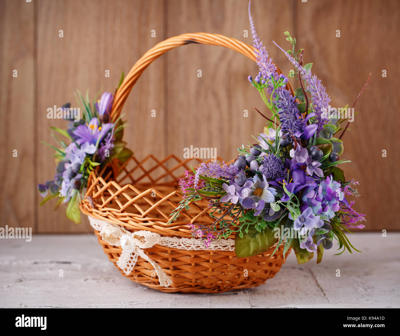 Designer Panier est décoré de fleurs. panier en osier pour célébrer Pâques  et autres jours fériés Photo Stock - Alamy