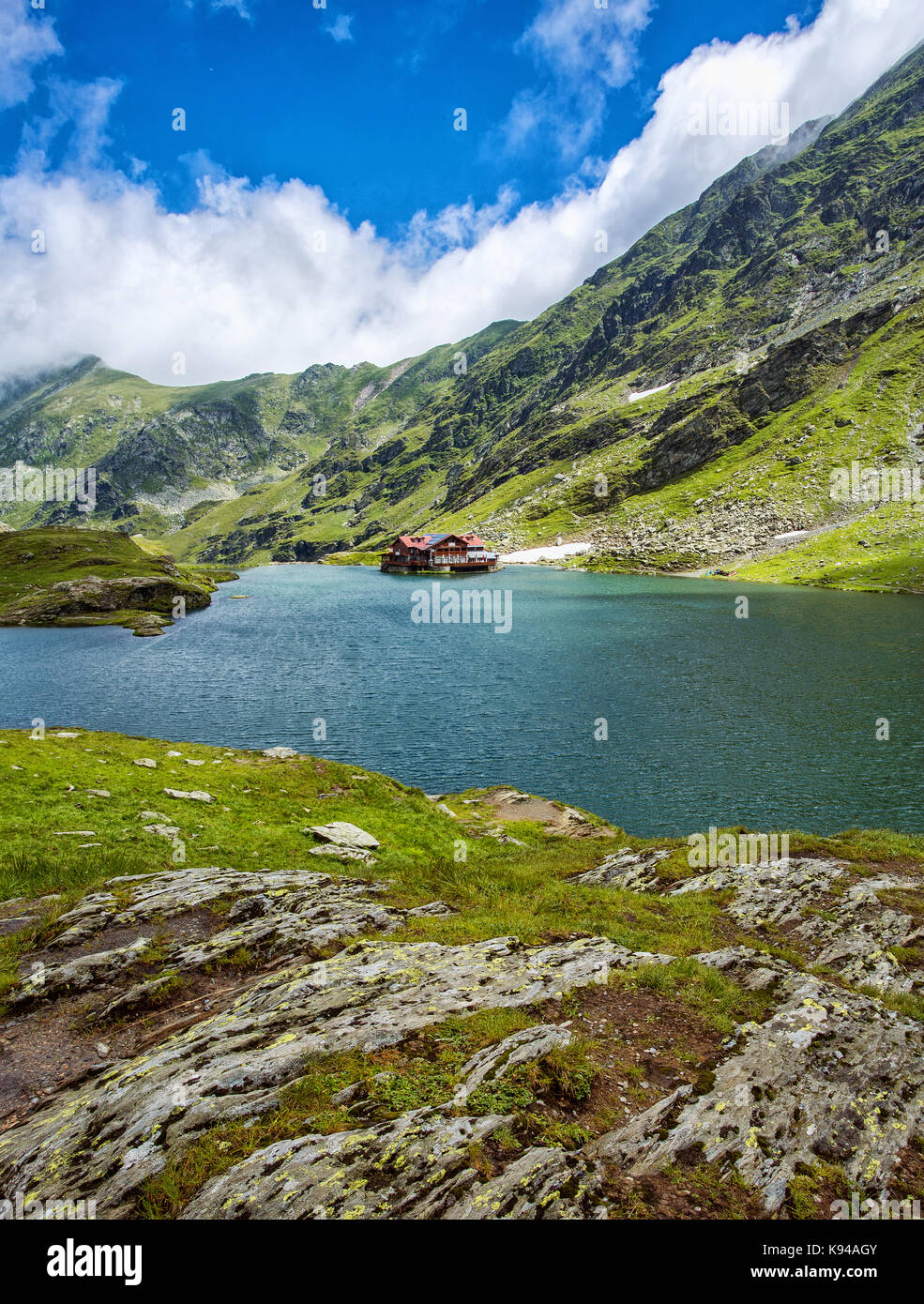 Lac de montagne. le lac entre les rochers. hotel sur la rive. Banque D'Images