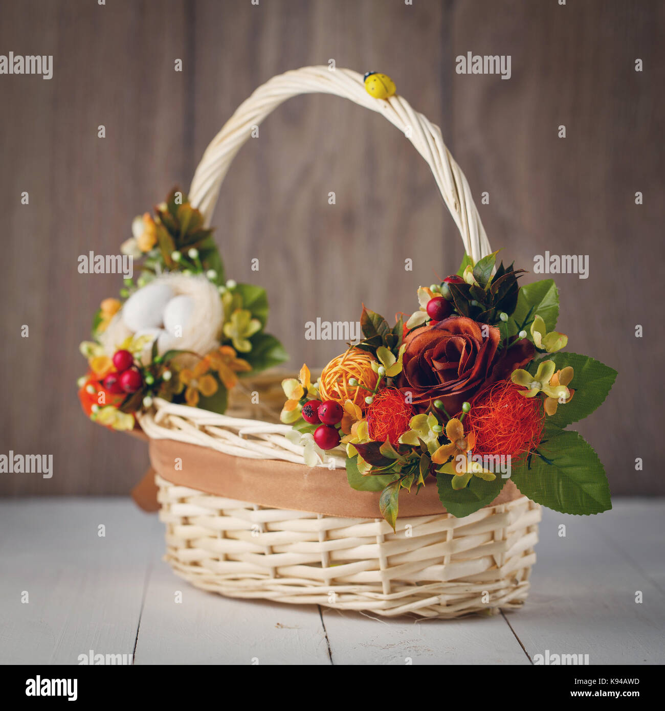 Panier de fleurs pour célébrer Pâques sur un fond de bois Banque D'Images