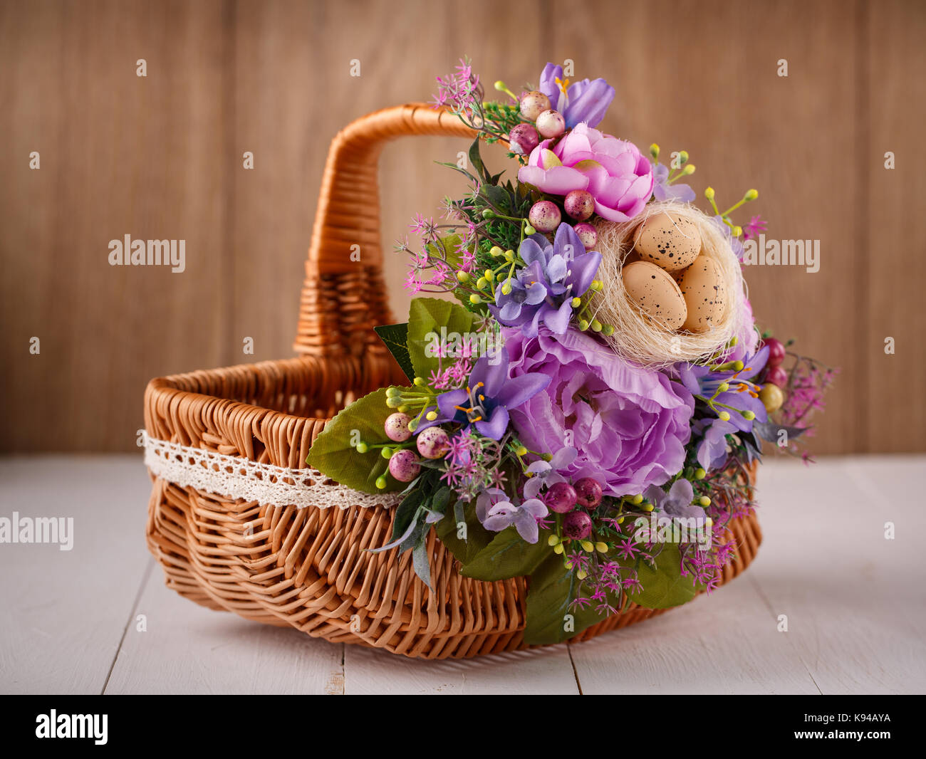 Panier de fleurs pour célébrer Pâques sur un fond de bois Banque D'Images