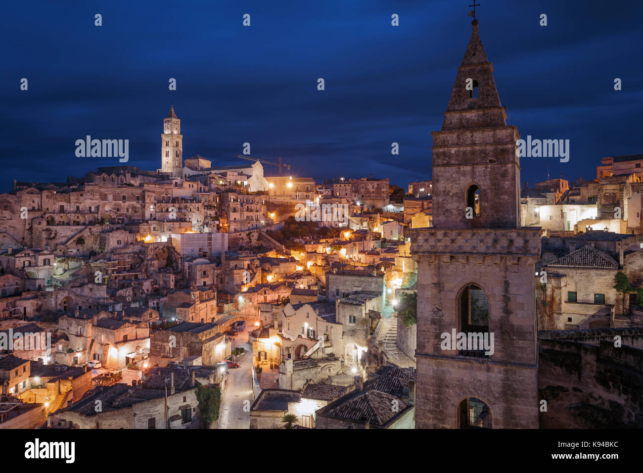 Le clocher et l'église de San Pietro Barisano et la Civita avec la Cathédrale éclairée la nuit, Sassi di Matera, Basilicate, Italie. Banque D'Images