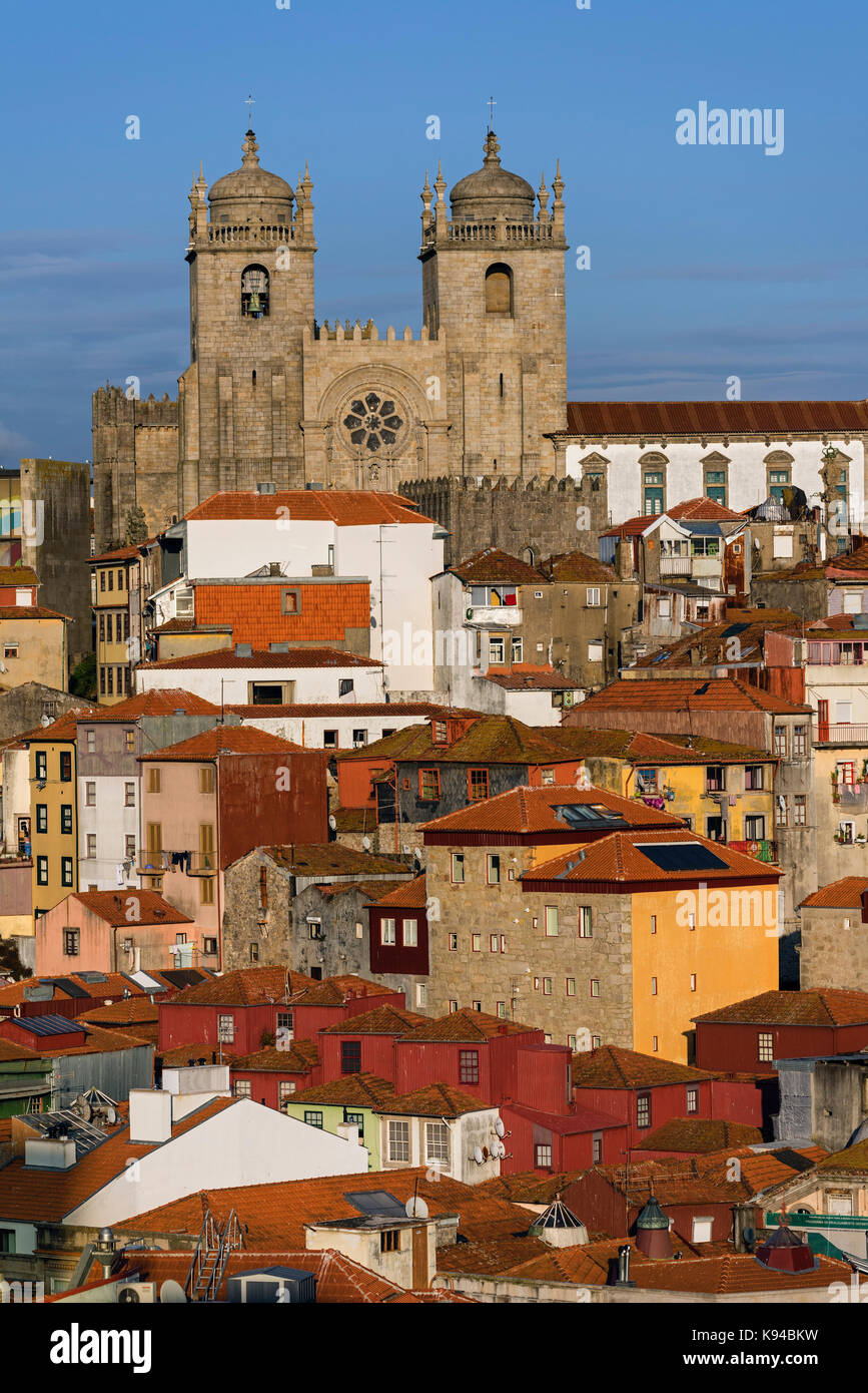 Vue sur la ville à la cathédrale Sé do Porto Porto Portugal Banque D'Images