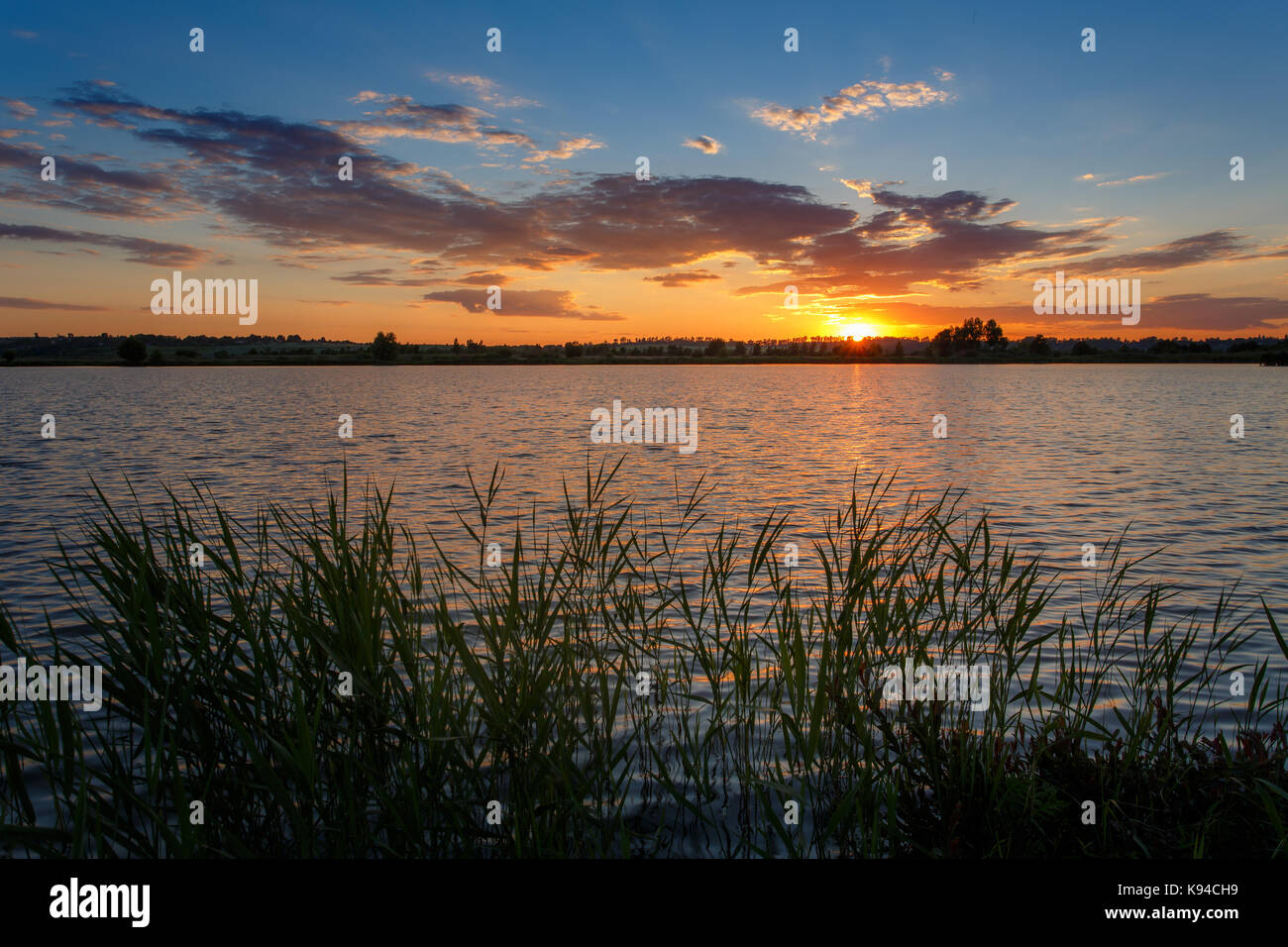 Paysage d'été. coucher de soleil sur l'eau. Banque D'Images