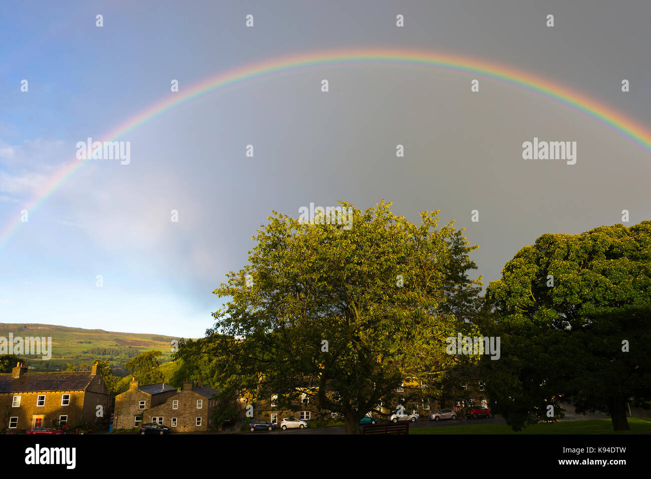 Arc-en-ciel de couleurs sur le village de Bainbridge dans Yorkshire Dales National Park England Royaume-Uni UK Banque D'Images