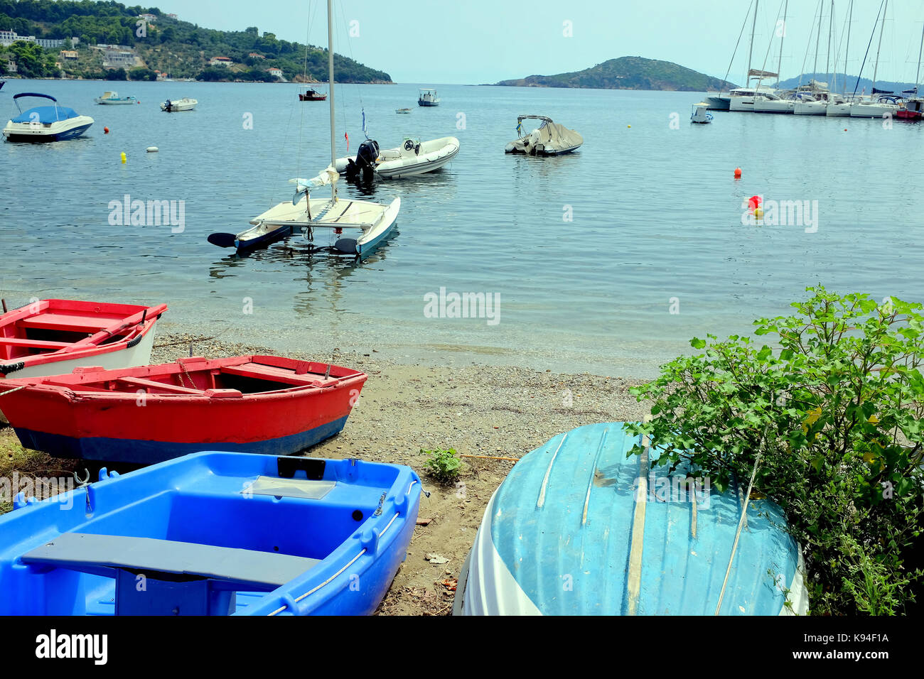 Skiathos, Grèce, 09 septembre 2017. Une vue sur la baie et la marina de Beach road à skiathos town sur l'île de Skiathos en Grèce. Banque D'Images