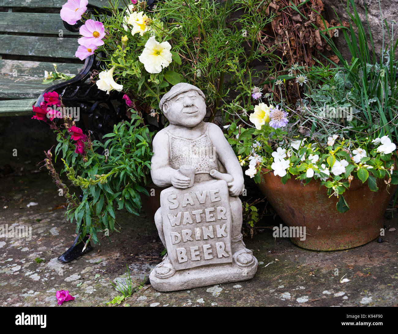 Vieil Homme statue Jardin 'Save' ornement de l'eau Boire de la bière dans un Chalet jardin à Bainbridge North Yorkshire Angleterre Royaume-Uni UK Banque D'Images