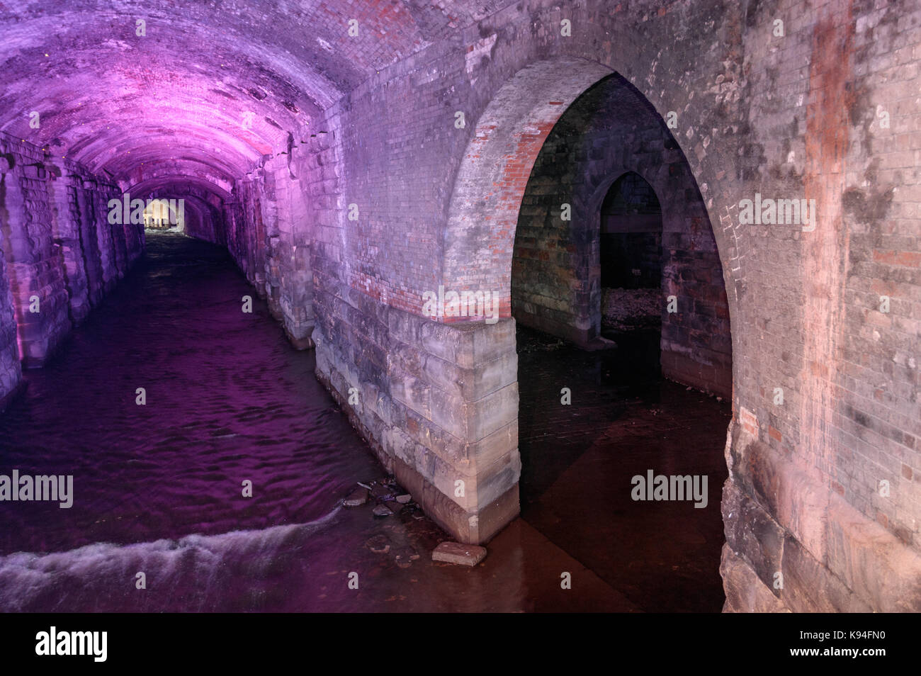 La rivière aire passant sous la gare de la ville de Leeds, à travers une zone connue sous le nom de l'obscurité des arches. Banque D'Images