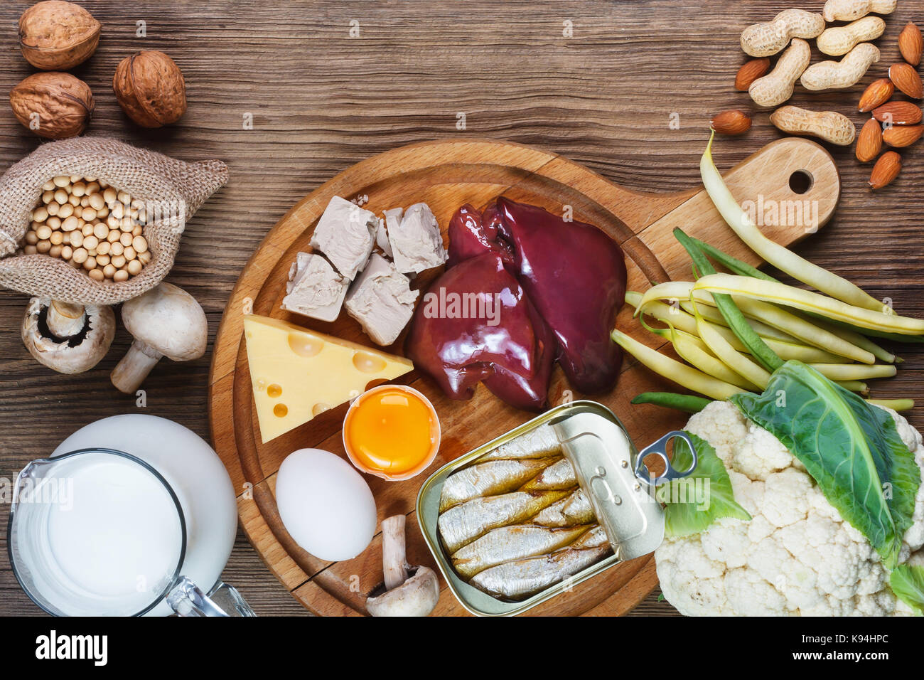 Les aliments riches en biotine (vitamine B7). aliments comme le foie, le jaune d'oeufs, la levure, le fromage, les sardines, le soja, le lait, le chou-fleur, les haricots verts, champignons, arachides, w Banque D'Images