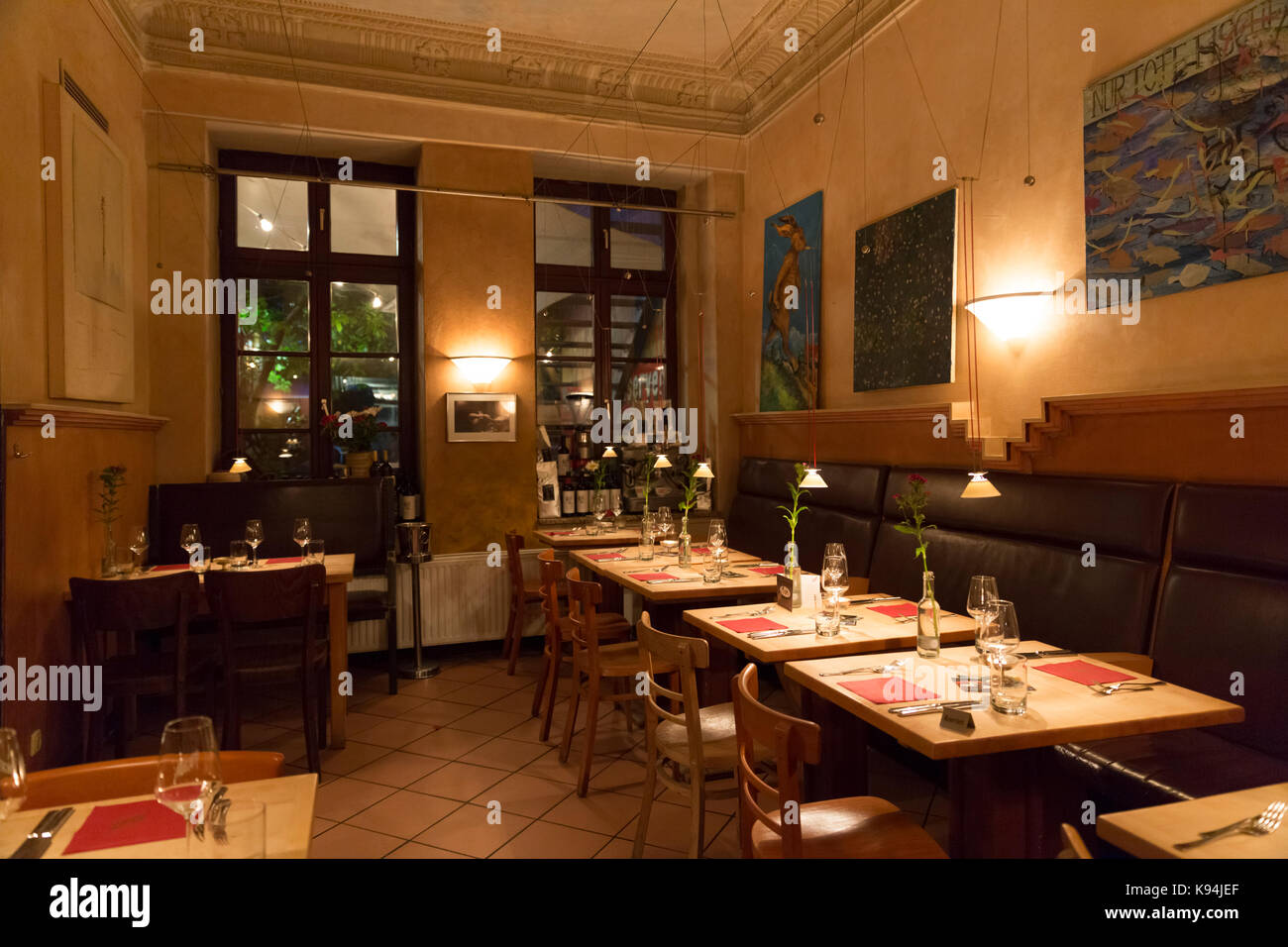 Tables et chaises d'intérieur de miera restaurant de style bistrot dans huxstrasse, l'un des restaurants les plus célèbres en Allemagne Banque D'Images