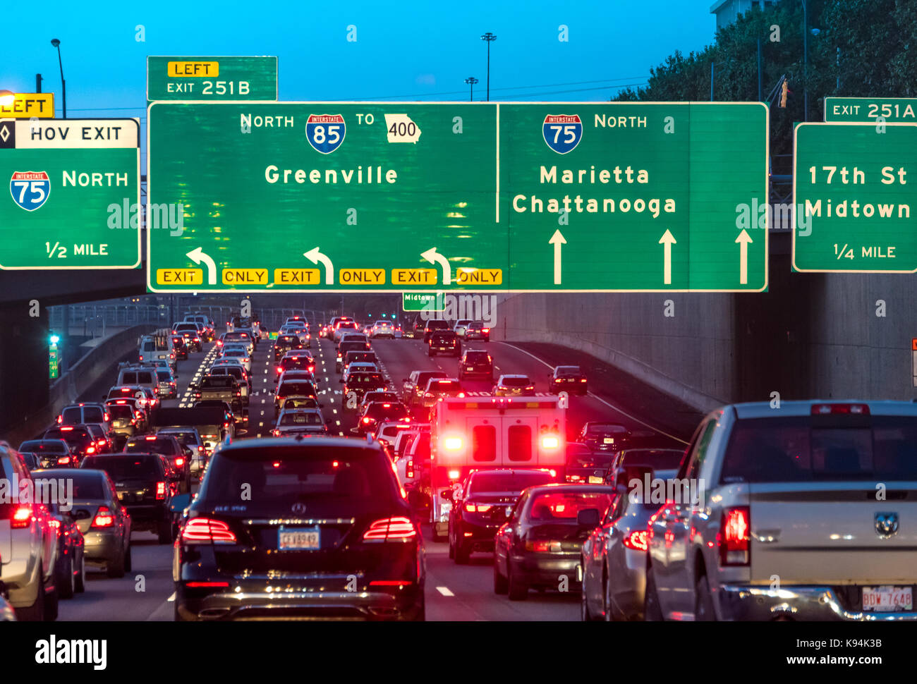 Atlanta, Géorgie, l'encombrement du trafic sur le connecteur du centre-ville où I-75 et I-85 sont fusionnés par le coeur de la ville. (USA) Banque D'Images