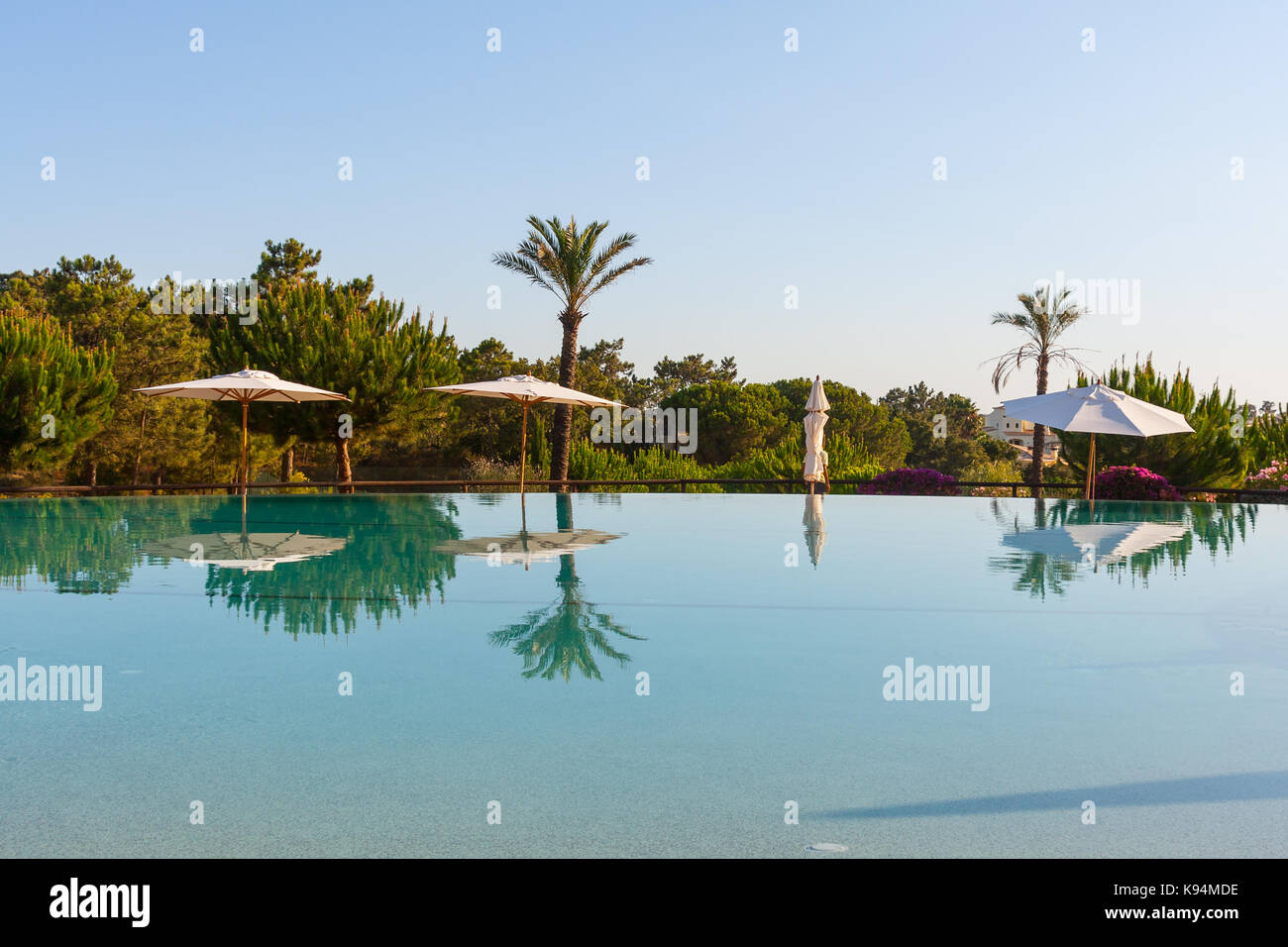 Une vue sur la piscine d'un hôtel de l'algarve sur la côte sud du Portugal. Banque D'Images