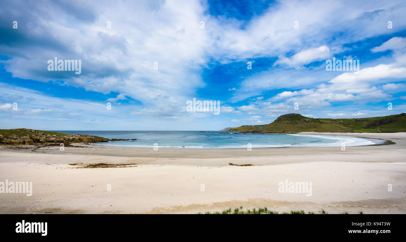 Plage de sable et mer tropicale de l'océan atlantique en Espagne. photo panoramique du paysage de plage de sable fin, ciel bleu et mer. dunes de sable sur la côte de northe Banque D'Images