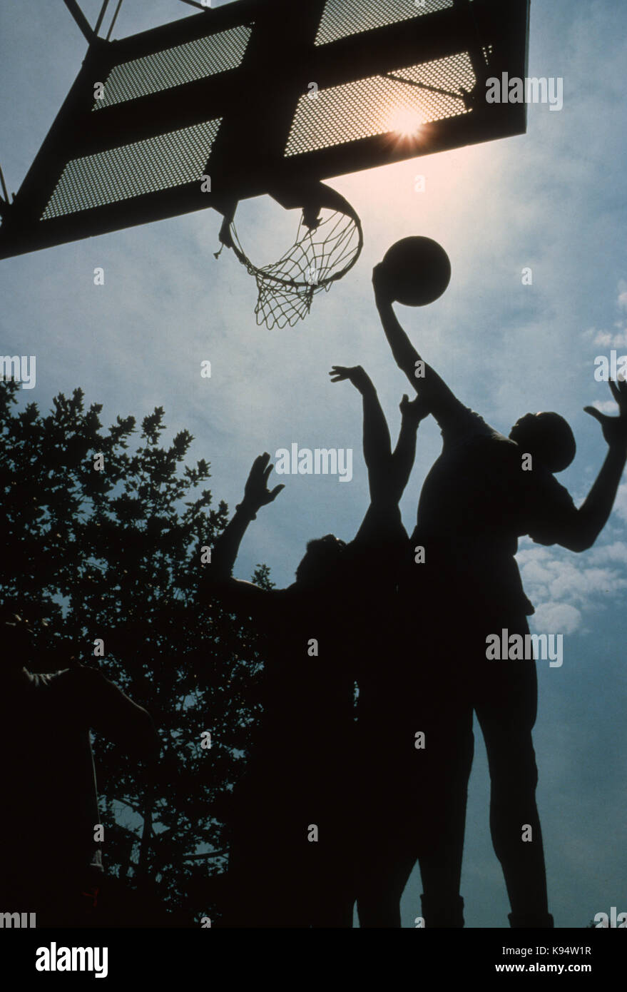 Les joueurs luttent pour une reprise au cours de match de basket-ball de rue dans 'la cage' à New York City's Greenwich Village, 1978 Banque D'Images