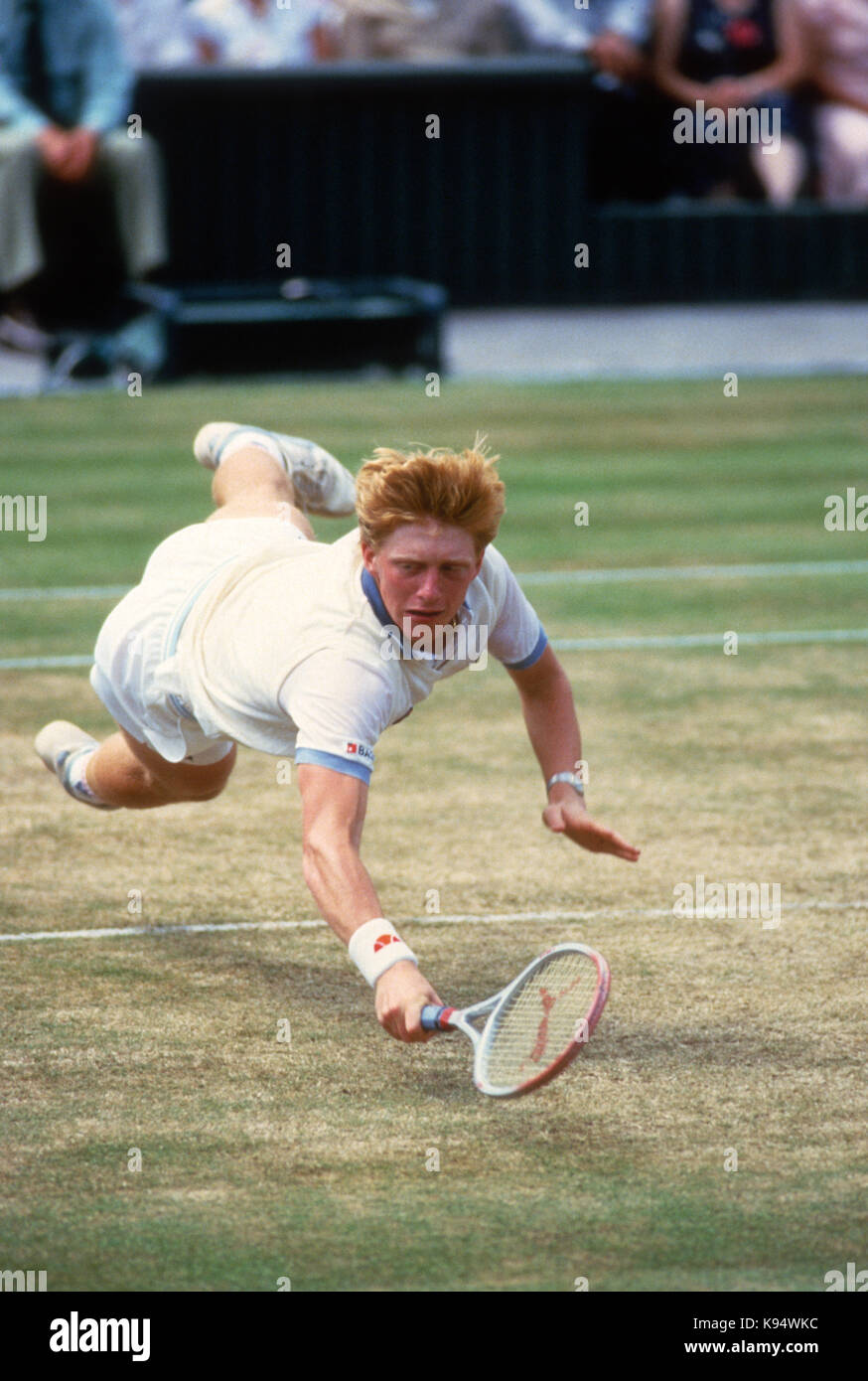 Boris Becker se jette sur le Court Central de volley sur son chemin pour gagner le tournoi de Wimbledon 1985. Banque D'Images