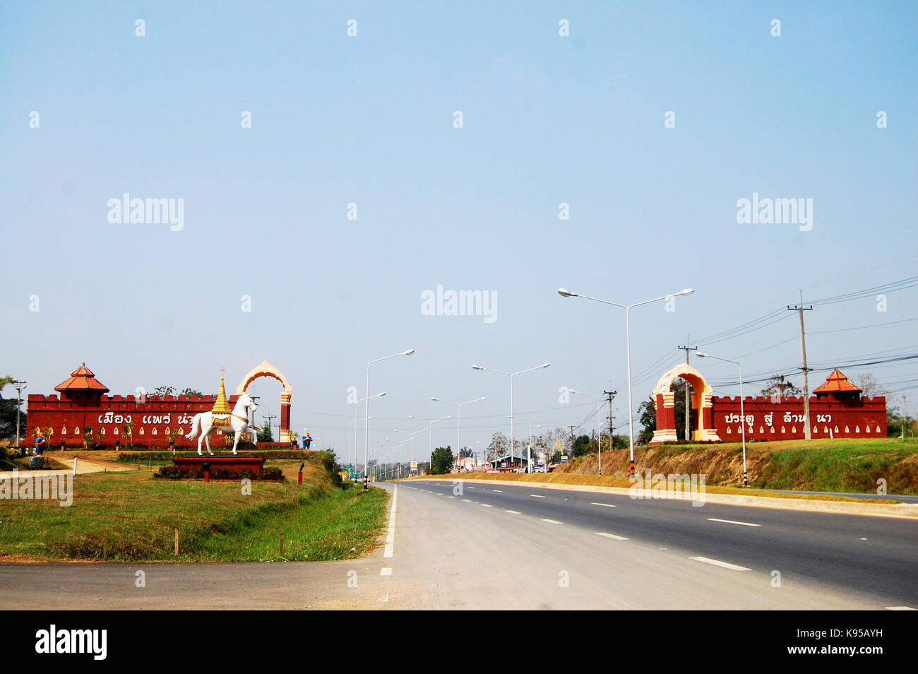 La porte et la statue d'information bienvenue dans le nord de la Thaïlande à côté de route de thanon Phahon Yothin Road le 10 février 2012 à phrae, Thaïlande Banque D'Images