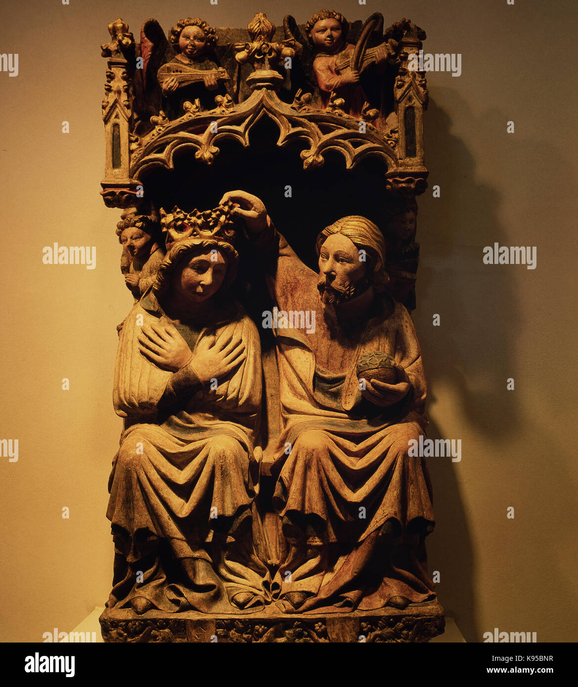 Art sacré - niche avec le couronnement de la vierge sous l'auvent et anges musiciens - à propos de 1410 Banque D'Images
