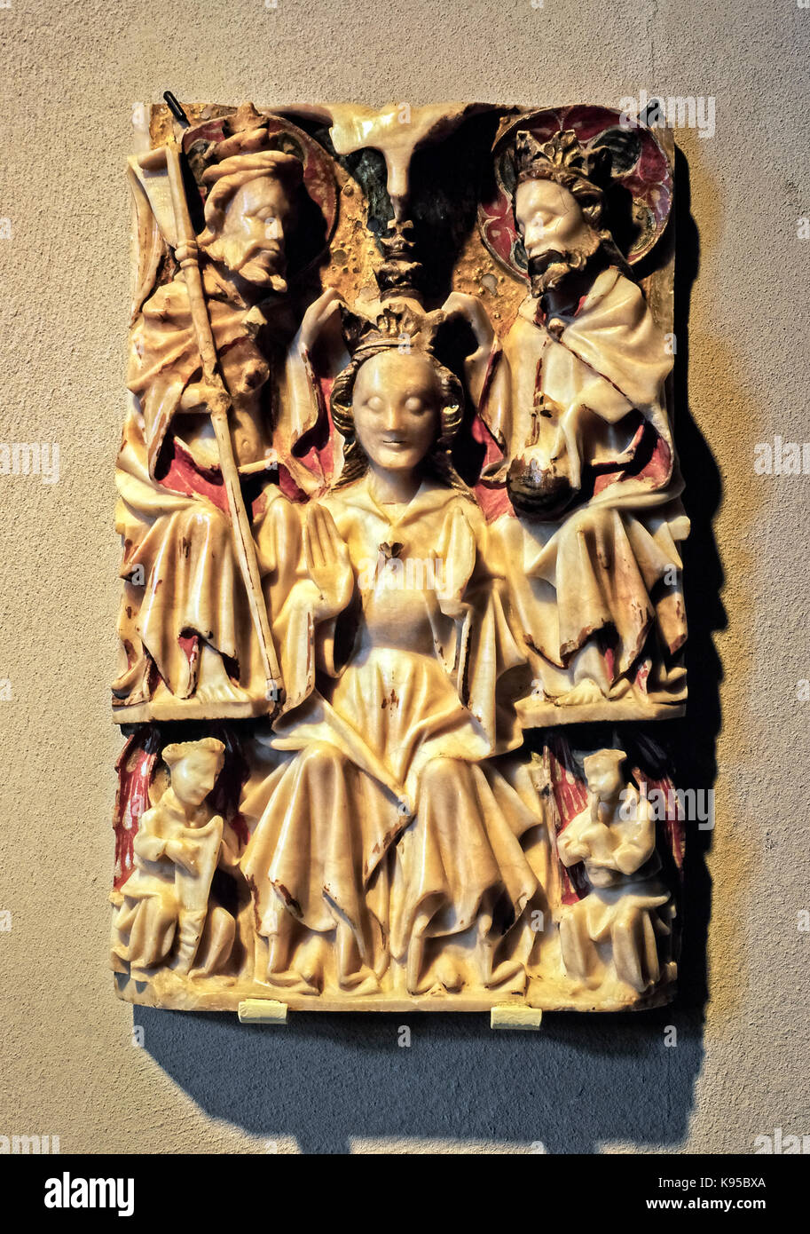 L'art sacré médiéval italie - fragment d'Ancône avec le couronnement de la vierge de la deuxième moitié du 15ème siècle - peint d'albâtre Banque D'Images