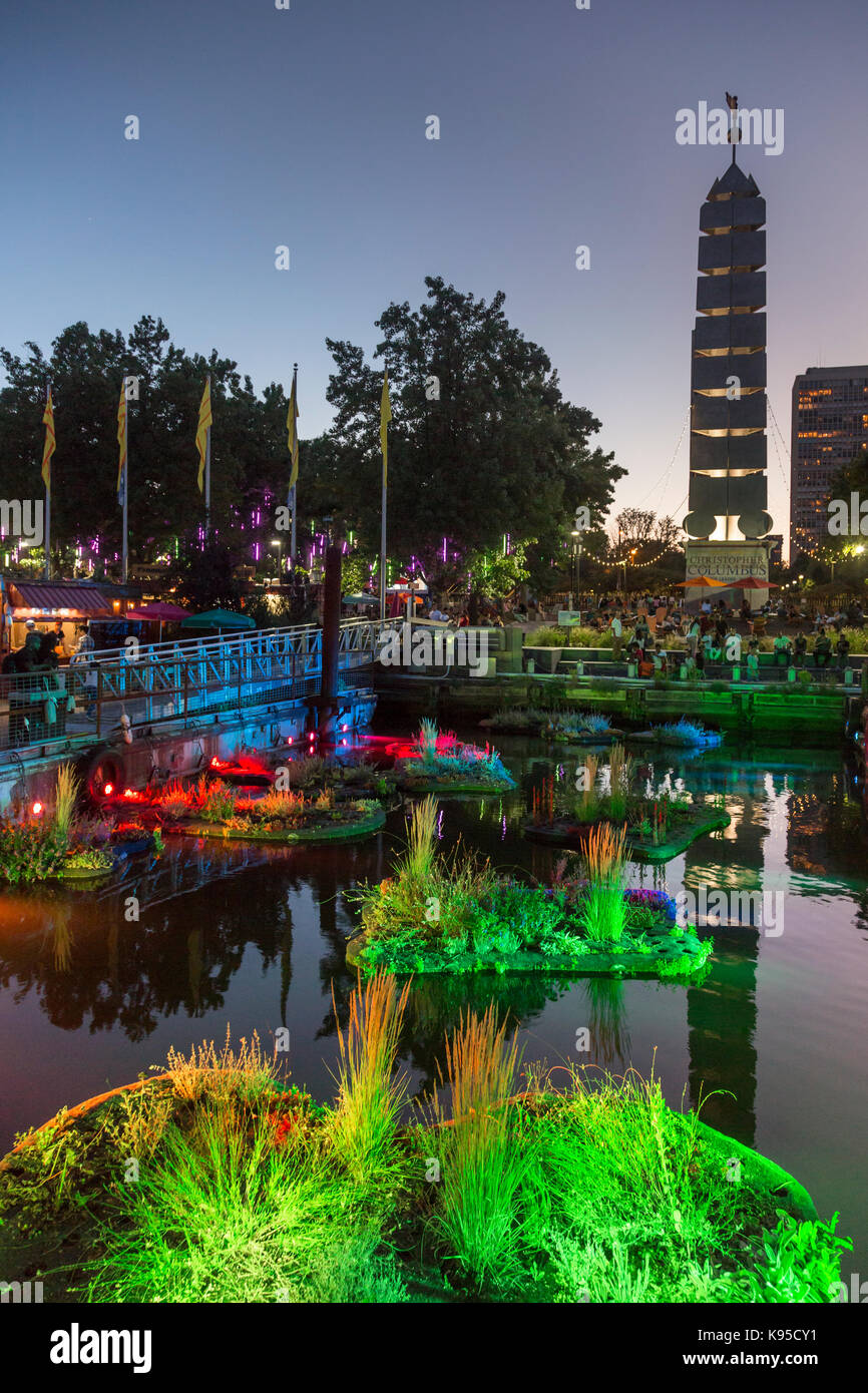 Parc du Port de l'épinette dans la nuit avec des jardins flottants (durable, non toxique en plastique post-consommation), Penns Landing, Philadelphia, USA Banque D'Images