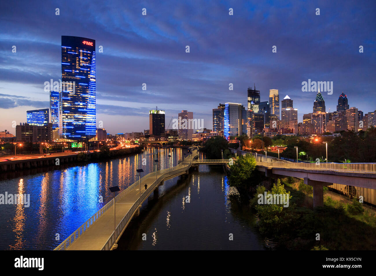 Skyline en été derrière la rivière Schuylkill promenade au coucher du soleil , Philadelphie, Pennsylvanie, USA Banque D'Images