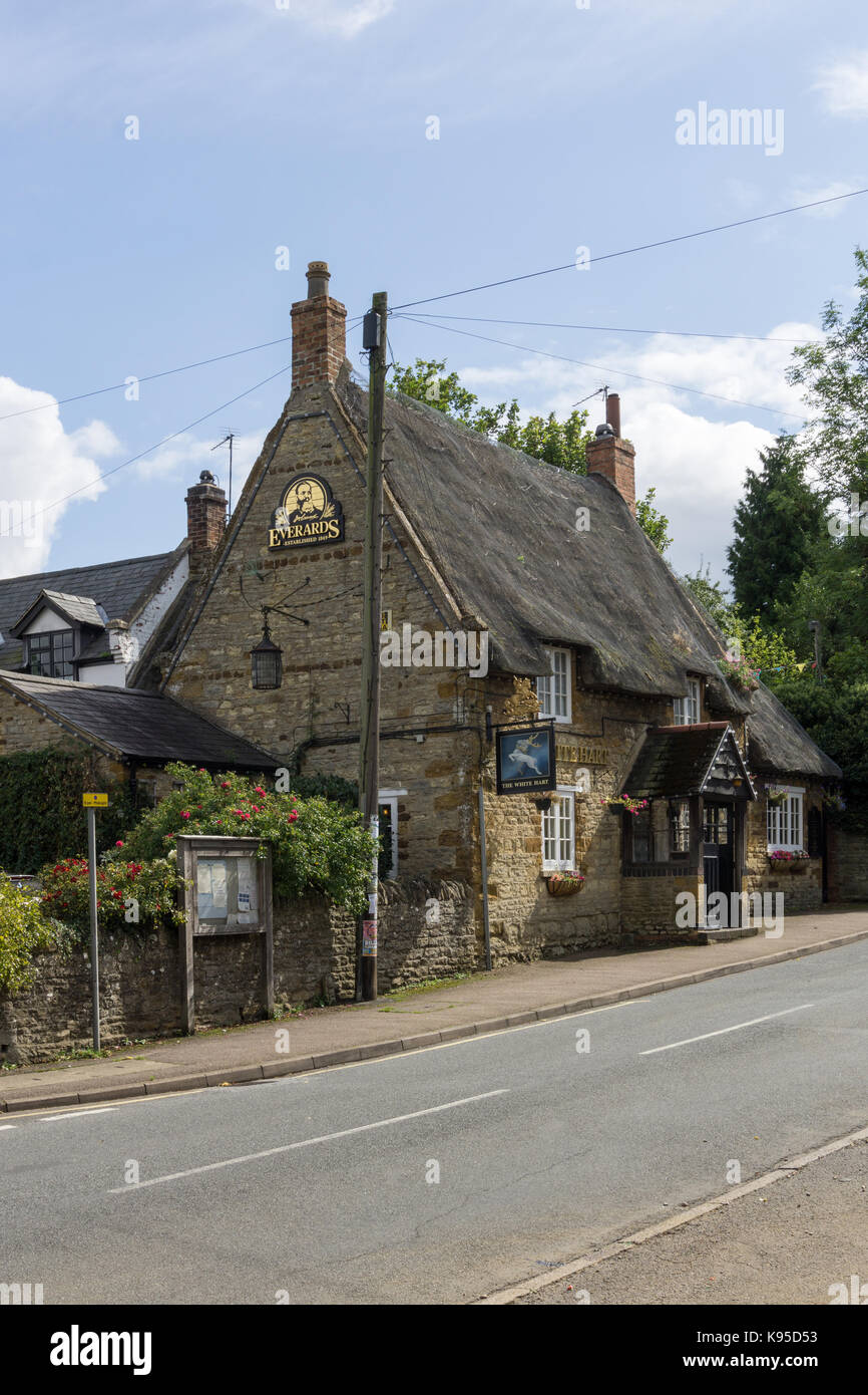 Le White Hart, un pub traditionnel en chaume dans le joli village de Northamptonshire Grand Houghton, UK Banque D'Images