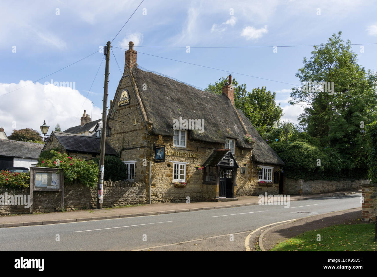 Le White Hart, un pub traditionnel en chaume dans le joli village de Northamptonshire Grand Houghton, UK Banque D'Images