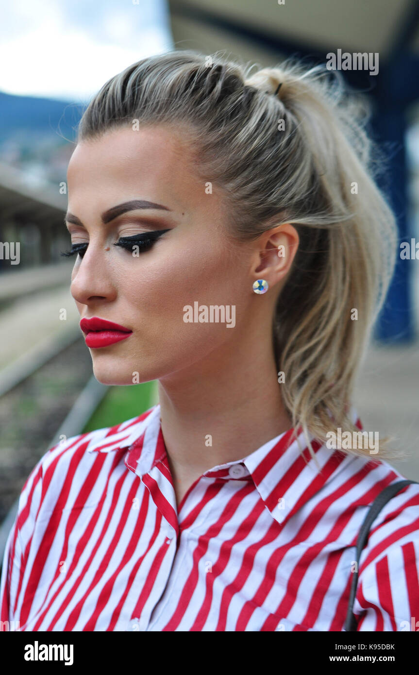 Belle blondie girl à la gare Banque D'Images