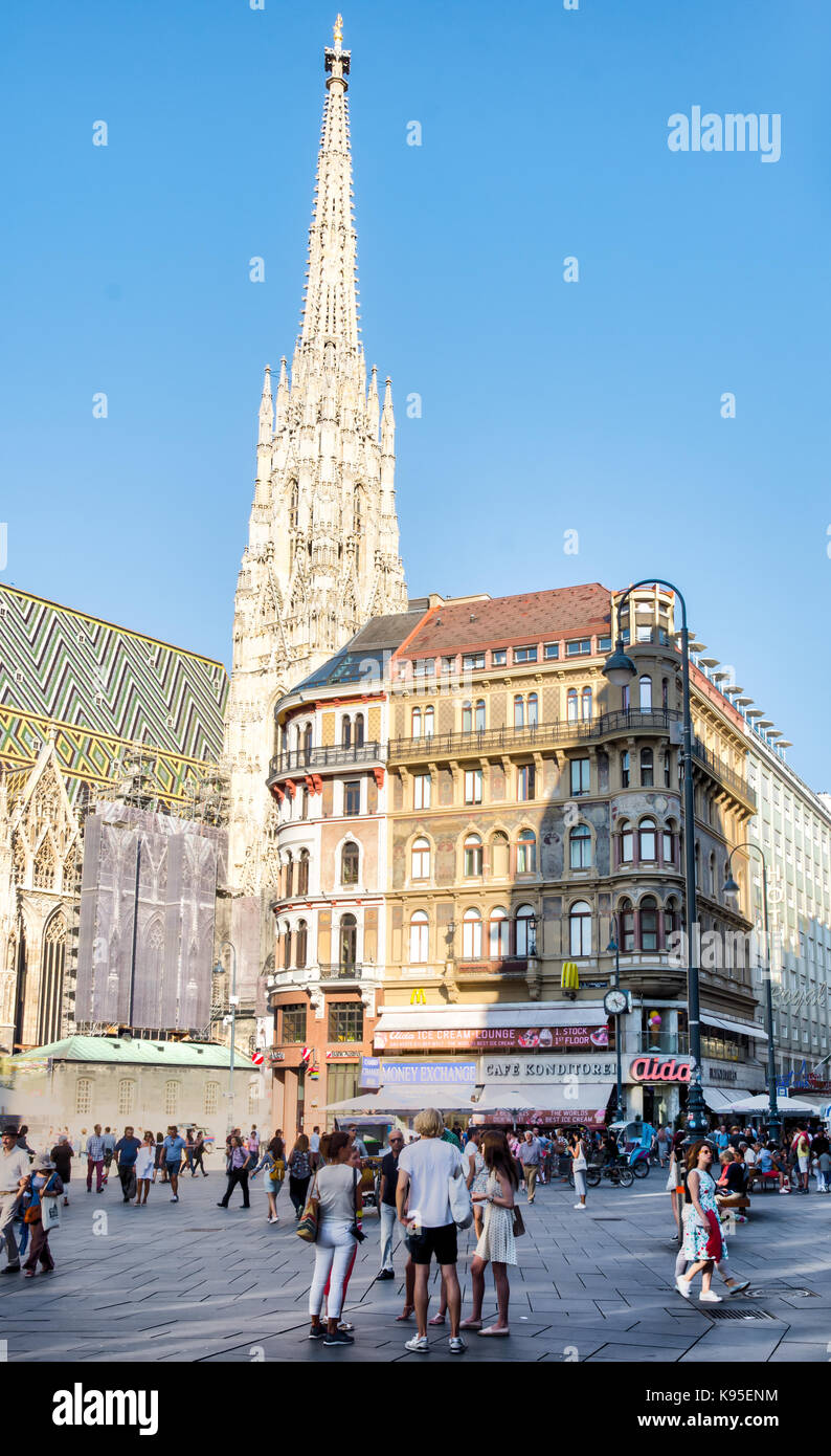 Vienne, Autriche - 30 août : les gens dans la zone piétonne de st. La cathédrale Saint-Étienne de Vienne, Autriche le 30 août 2017. Banque D'Images