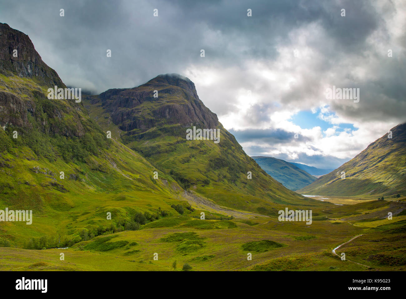 Vue sur la vallée au-dessous de la montagne de Glencoe, Lochaber, HIghlands, Scotland, UK Banque D'Images