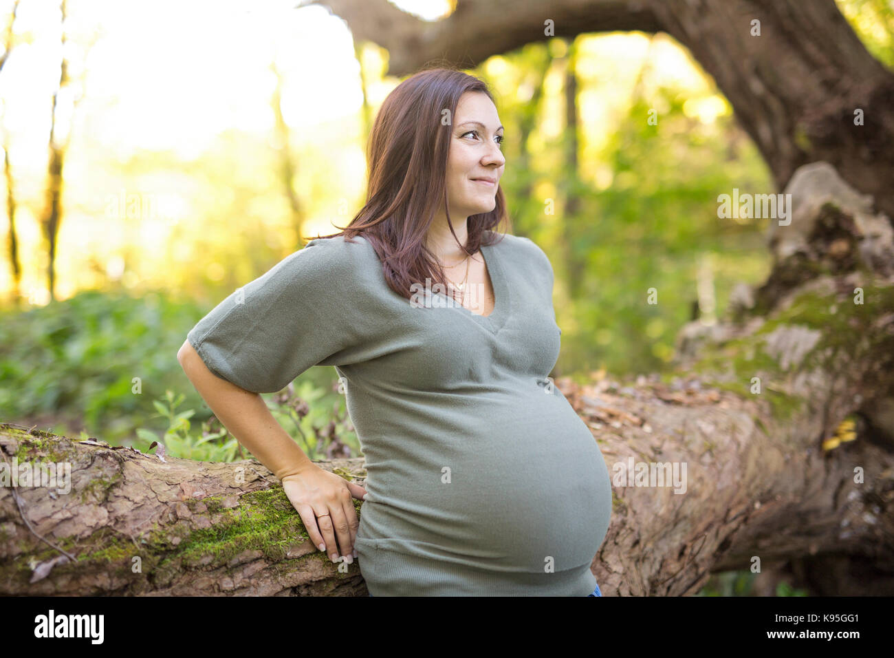 Beautiful pregnant woman sitting on a park Banque D'Images