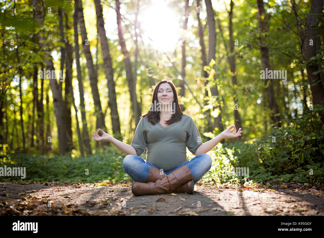 Belle femme enceinte se détendre dans le parc Banque D'Images