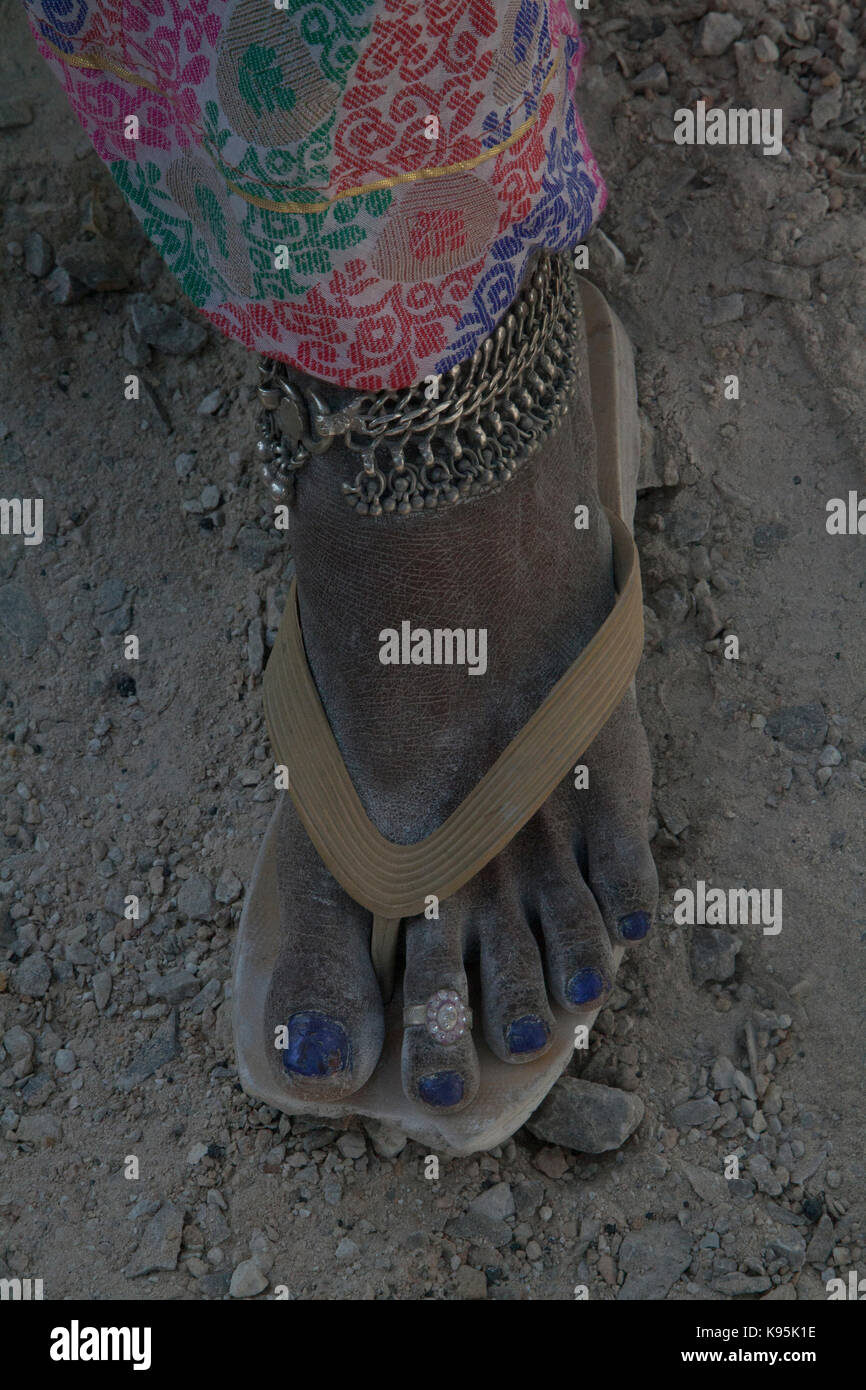 pied de travailleur de lime avec bracelet de cheville et bout bleu Vernis à ongles AU RAJASTHAN INDE Banque D'Images
