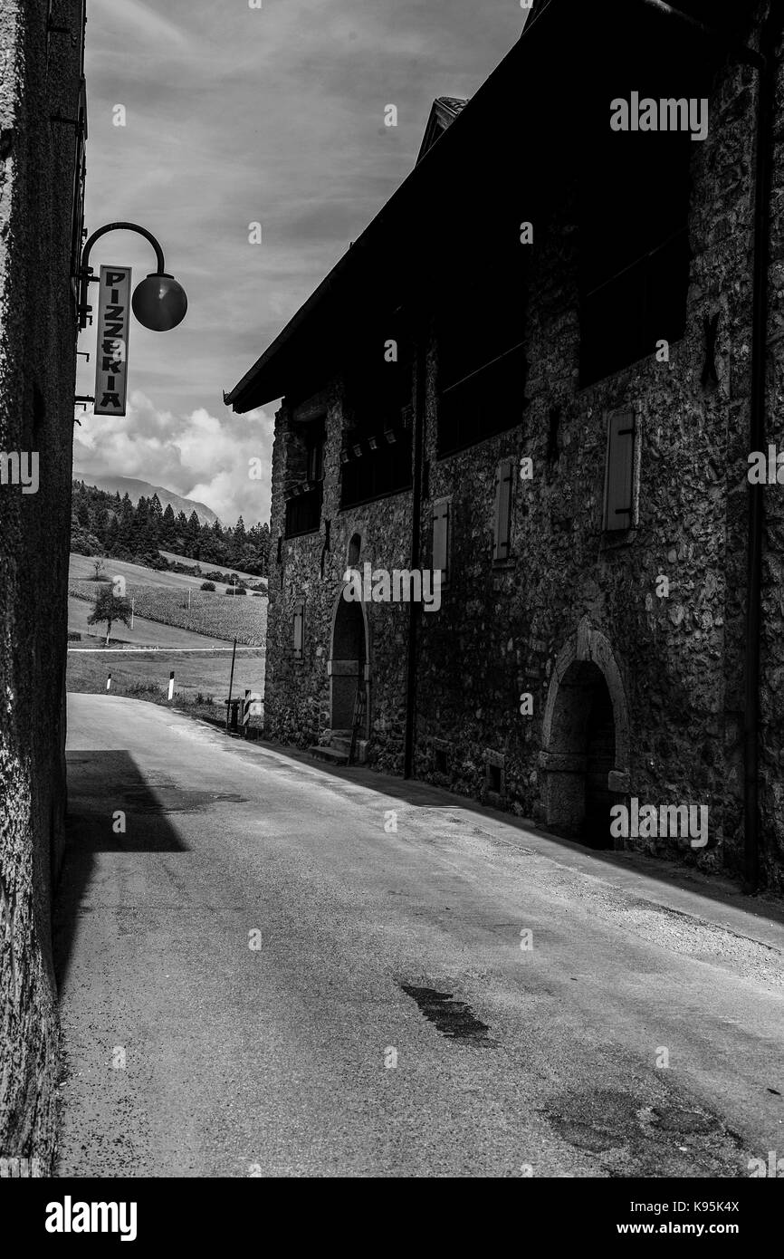 Une rue calme et une pizzeria dans le village de balino - Trentin, Italie Banque D'Images