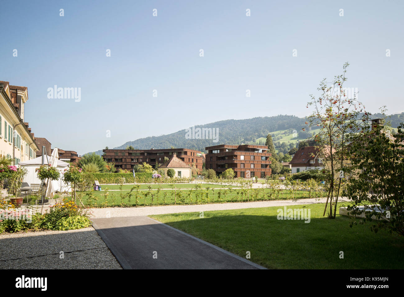 Vue lointaine sur vert paysagé. Offres et demandes de logement, Malters Malters, Suisse. Architecte : Diener & Diener, 2016. Banque D'Images