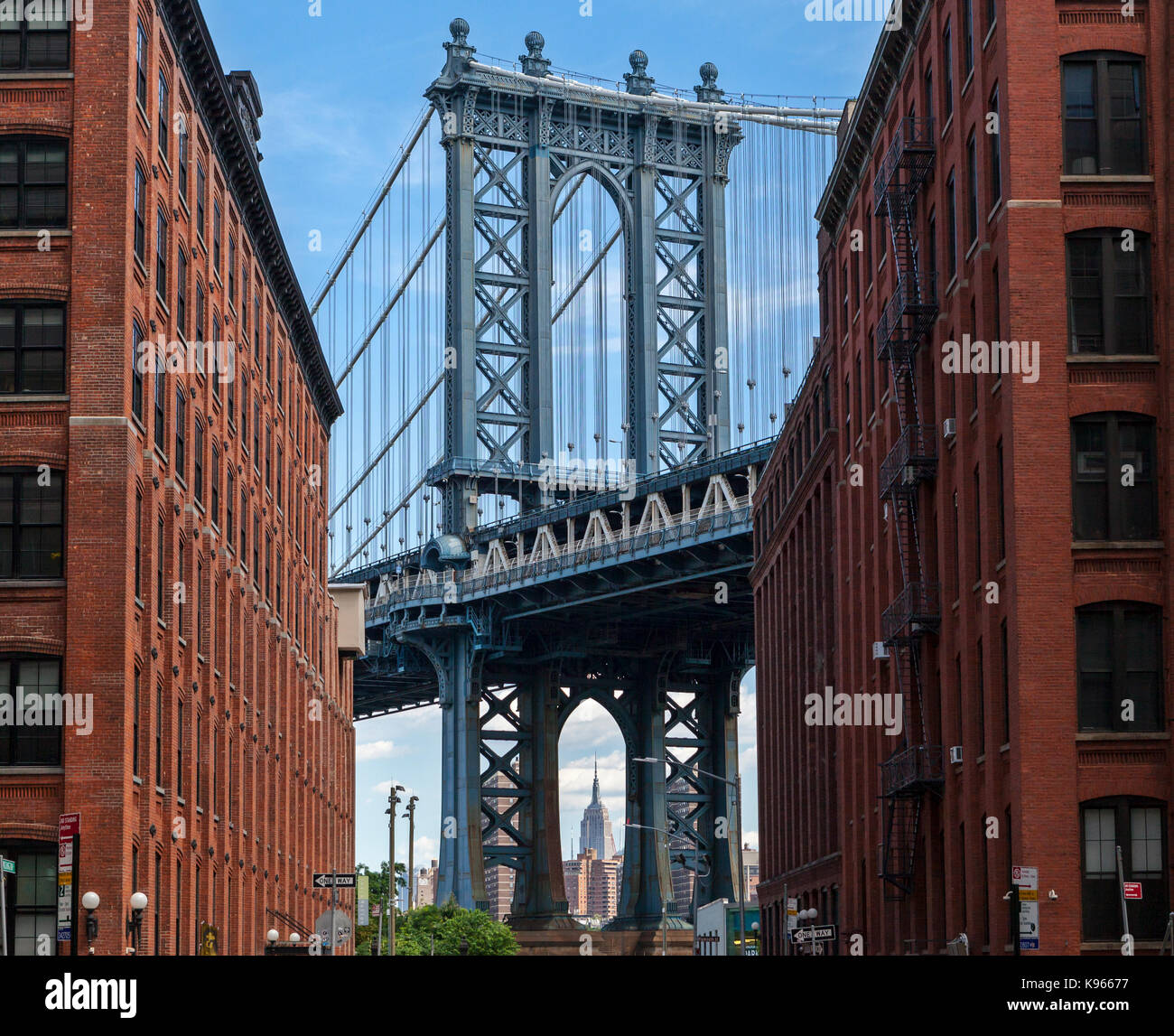 Une vue sur le pont de Manhattan au-dessus de la rue principale du Parc Washington Street. Banque D'Images