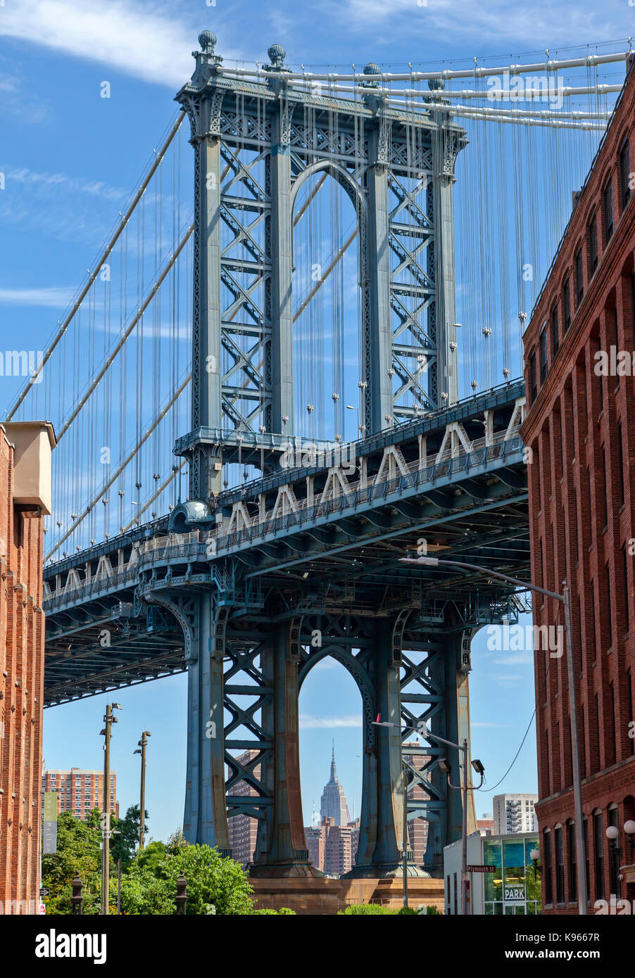 Une vue sur le pont de Manhattan au-dessus de la rue principale du Parc Washington Street. Banque D'Images