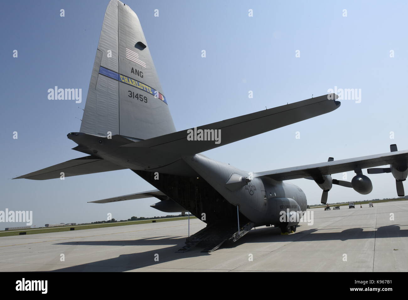 L'arrière d'un North Carolina Air National Guard C-130 Hercules se trouve dans l'attente de l'ouverture de chargement de la cargaison de l'Army National Guard Nebraska Banque D'Images
