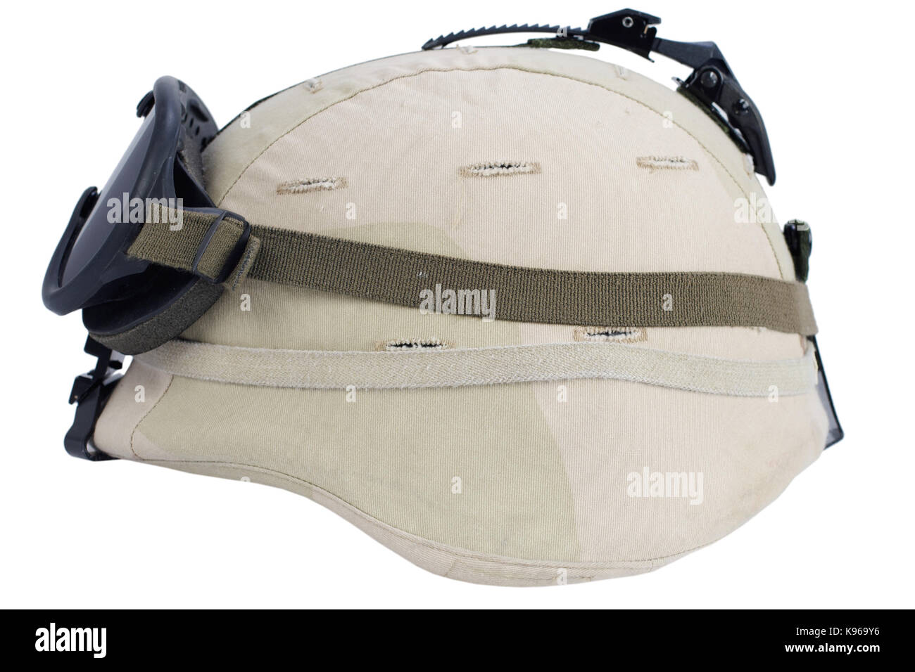 Kevlar armée Casque avec lunettes isolé Banque D'Images