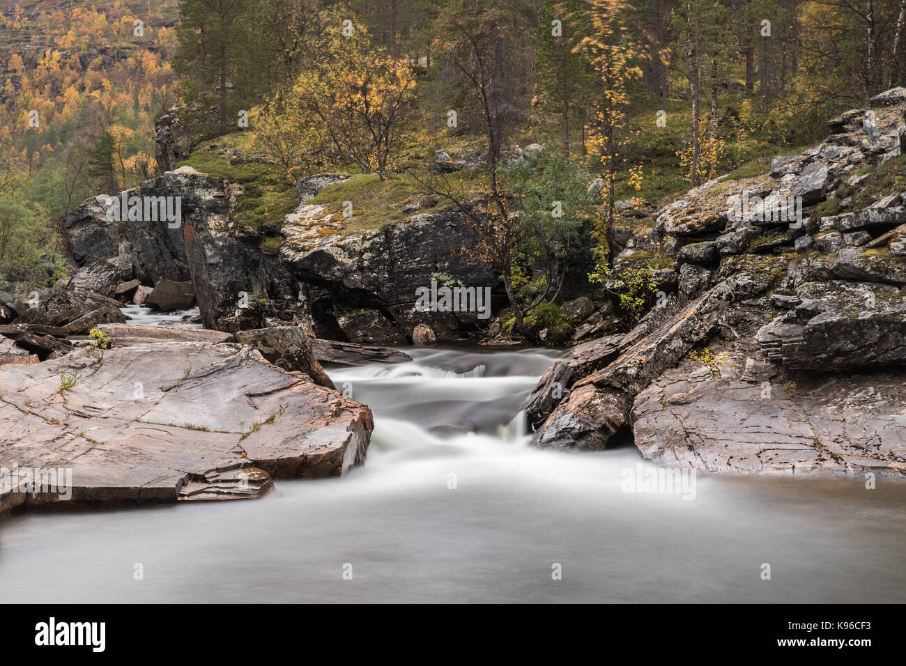 Une exposition longue, petit ruisseau dans le Finnmark Norvège Banque D'Images