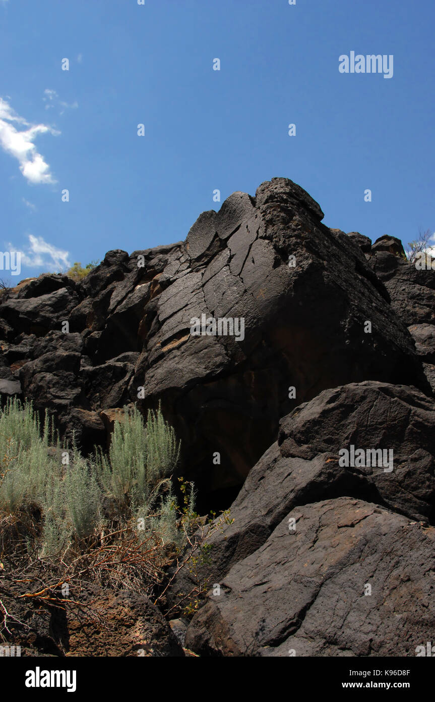 Grand rocher basaltique est encadrée par le ciel bleu vif à l'extérieur d'Albuquerque, Nouveau Mexique. Boulder est trouvé dans Boca Negra à pueblo indian canyon c Banque D'Images