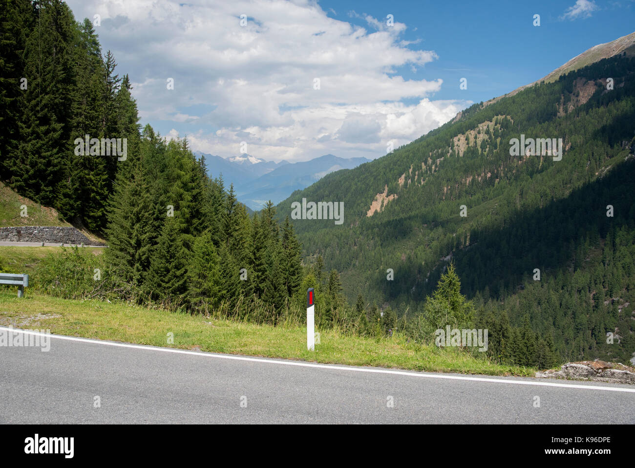 Le col du Stelvio, l'un avec 76 virages en épingle à cheveux c'est une voiture ou un vélo d'entraînement du ventilateur et d'un rêve des Alpes passe ultra-haute, de l'Italie en Suisse Banque D'Images