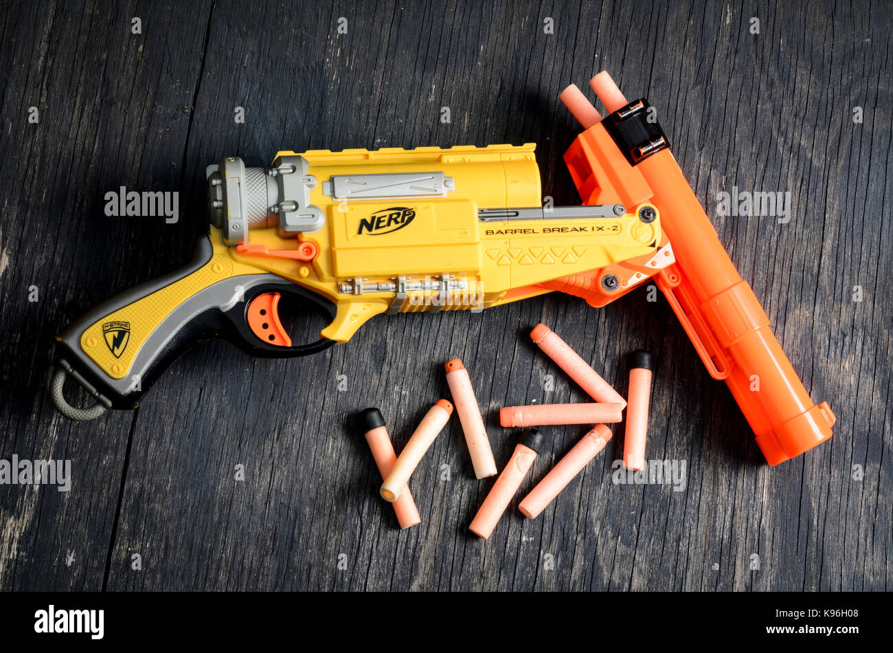Pistolet nerf dart et balles en mousse Banque D'Images