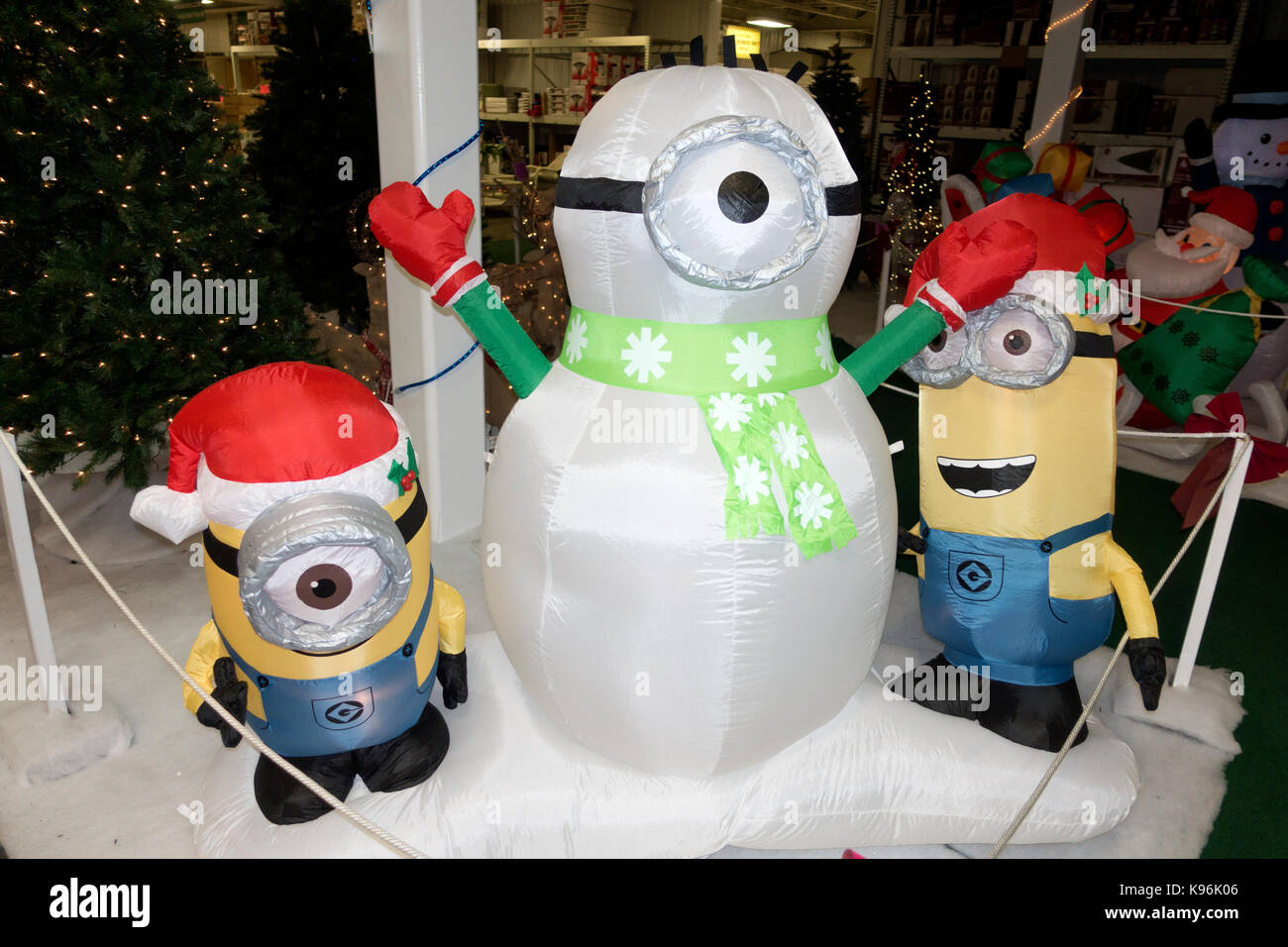 Les séides de célébrer Noël comme un bonhomme de neige et les elfes de cour gonflables décorations. St paul minnesota mn usa Banque D'Images