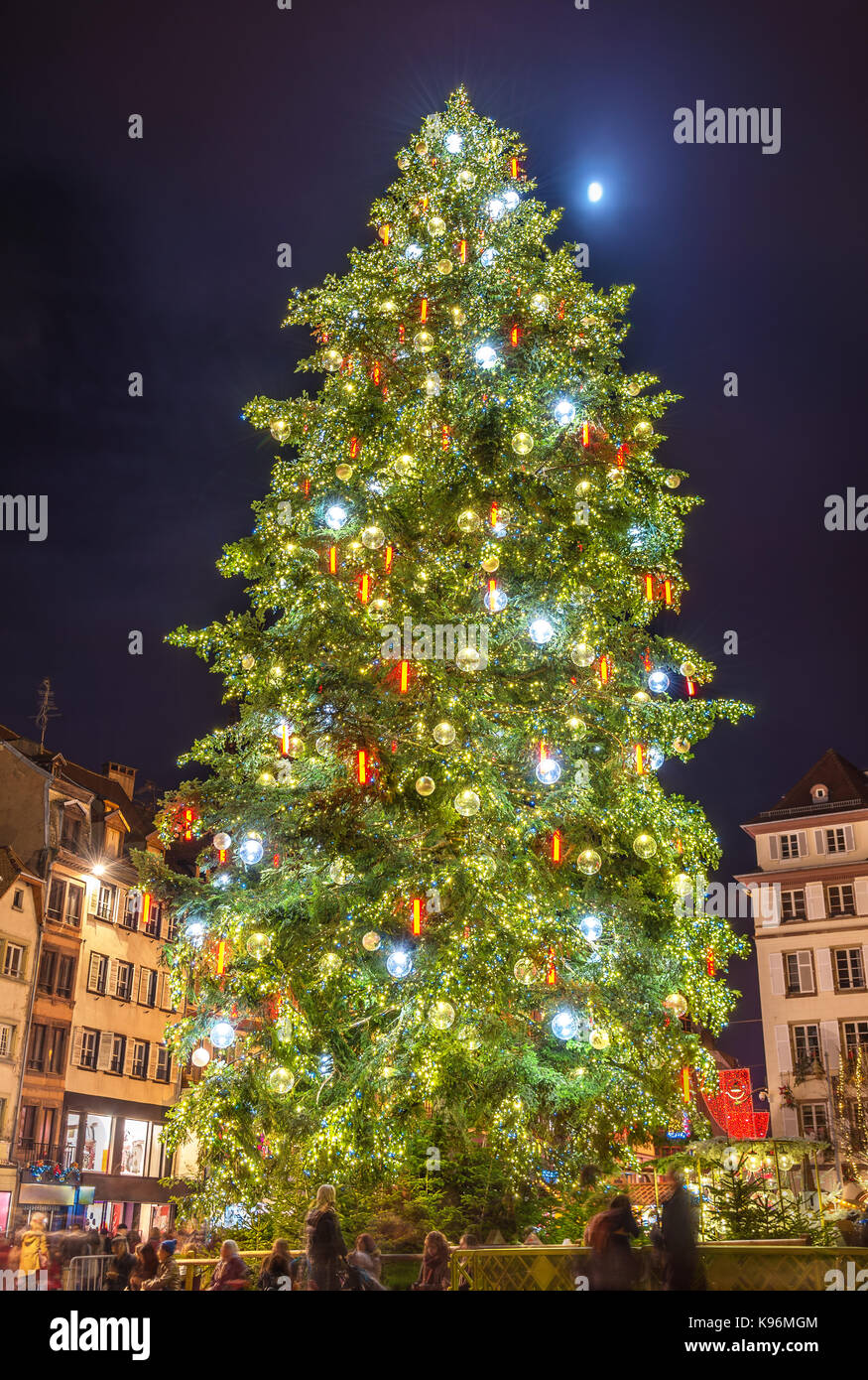 Arbre de Noël et de lune à Strasbourg - Alsace Banque D'Images