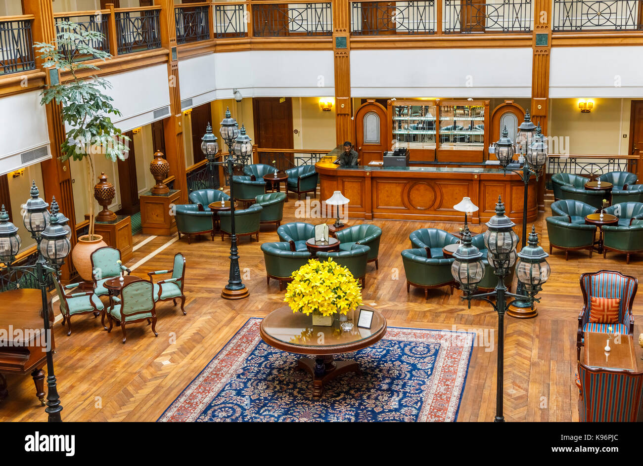 Le salon à l'intérieur de l'historique de style colonial de luxe Oberoi  Cecil Hotel, Shimla avec affichage floral de lys jaune, Himachal Pradesh,  Inde du nord Photo Stock - Alamy