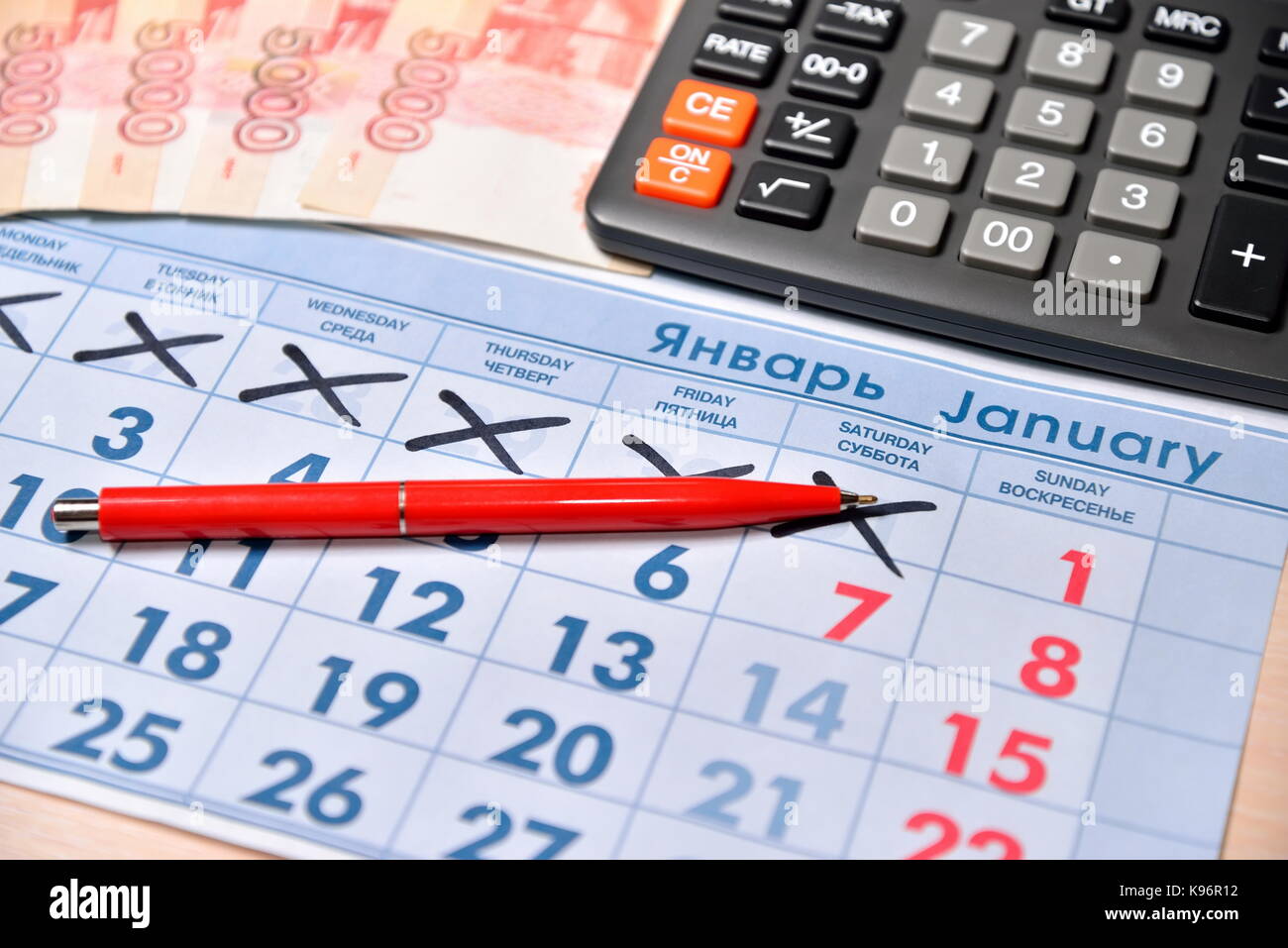 Le calcul sur la calculatrice et stylo d'enregistrement du coût des dons pour la nouvelle année. business still life Banque D'Images