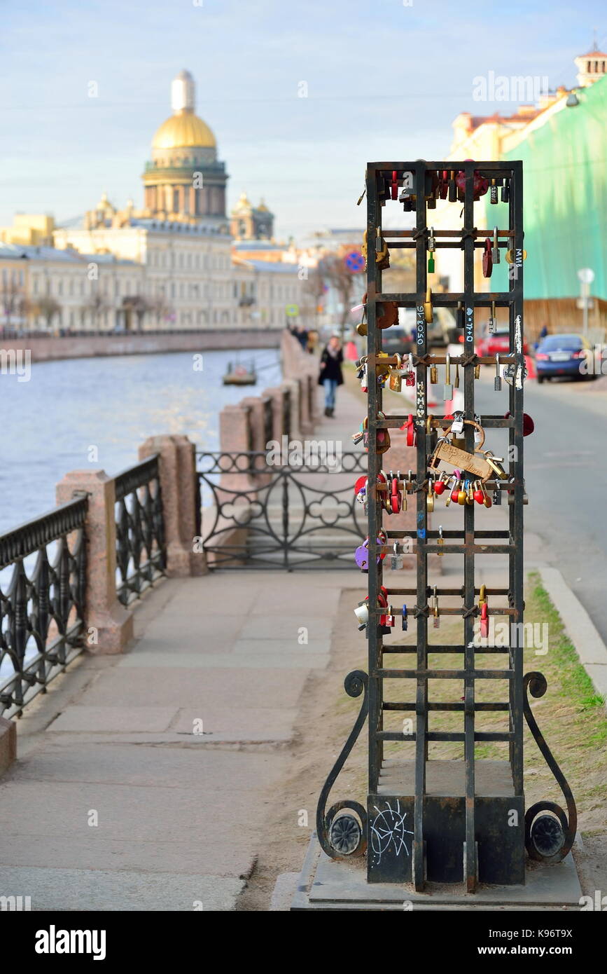 L'armoire en fer forgé avec une mémoire à charnières Serrures sur la digue de la rivière moïka à st. petersburg au printemps. Banque D'Images