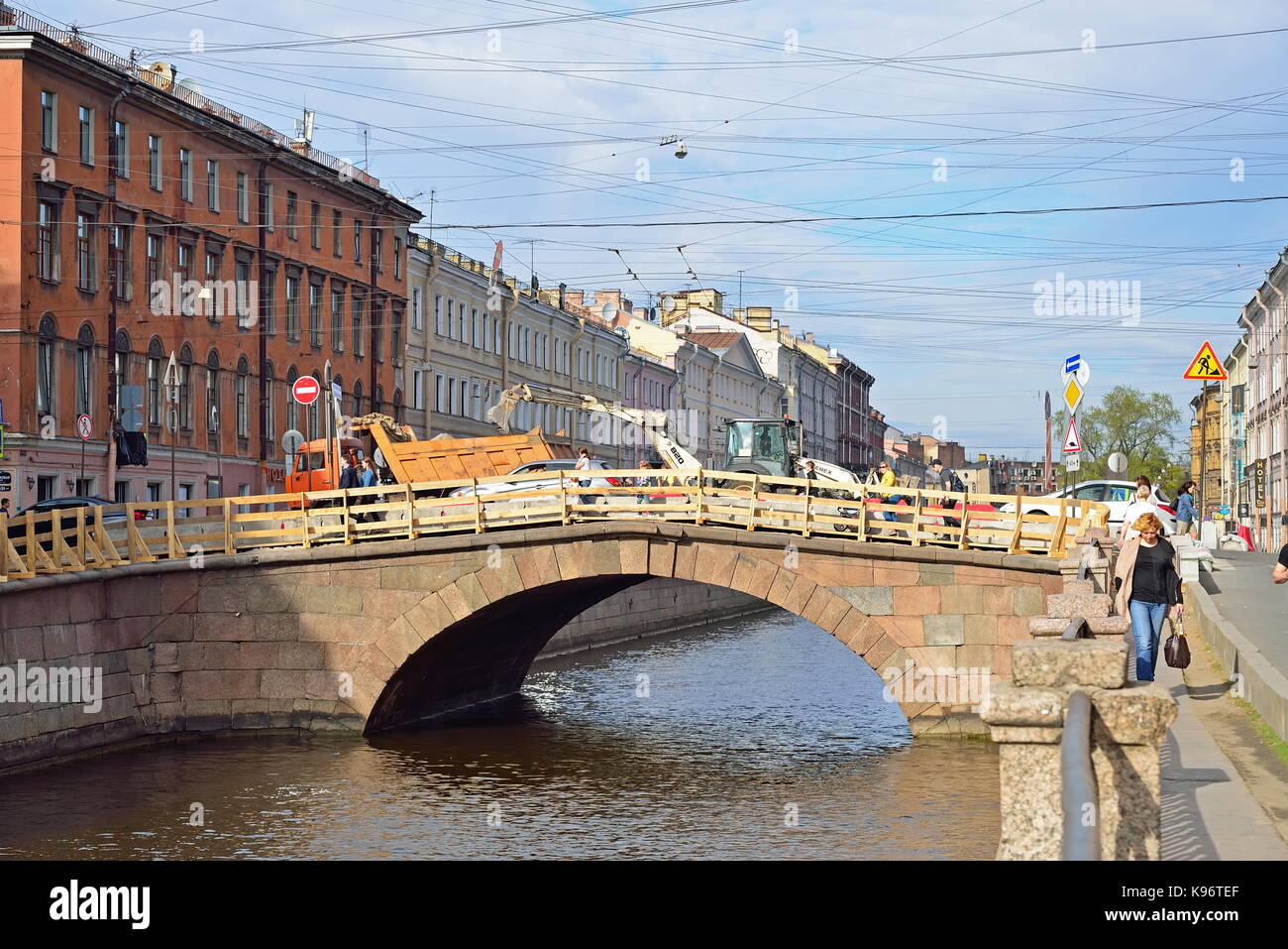 Clôtures réparation pont de pierre sur le canal griboyedov à saint pe Banque D'Images