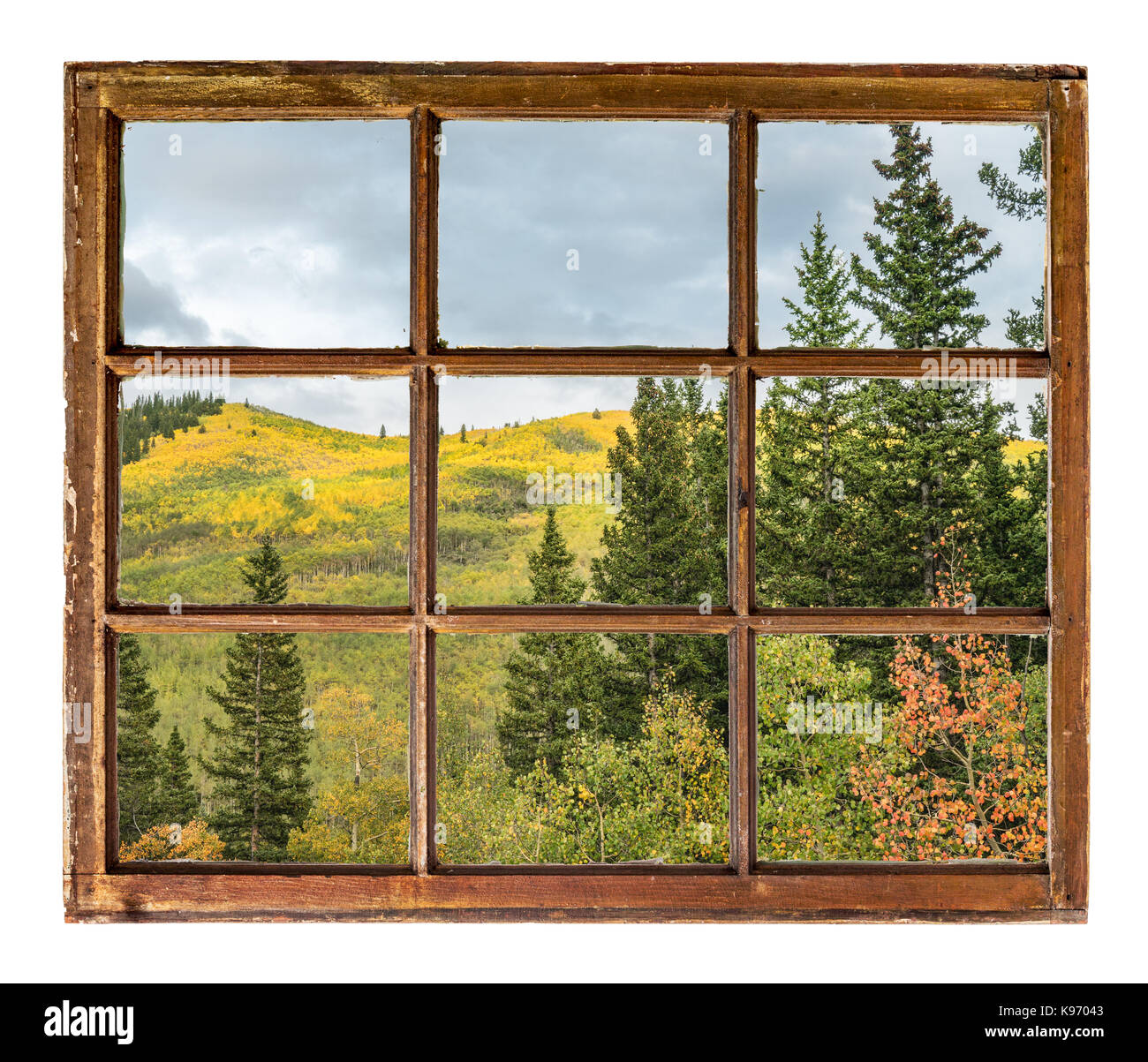 Couleurs d'automne dans les montagnes Rocheuses du Colorado comme vu par vintage, grunge, fenêtre à guillotine avec vitre sale Banque D'Images