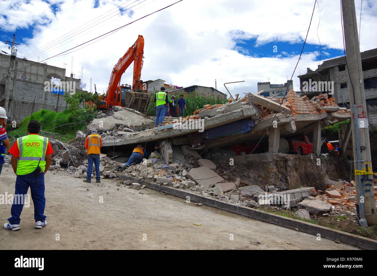 Quito, Équateur - avril,17, 2016 : maison détruite par un tremblement de terre avec l'équipe de sauvetage et de machinerie lourde dans la partie sud de la ville. Banque D'Images